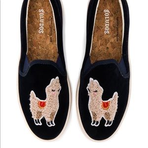 SOLUDOS VELVET LLAMA SNEAKER IN NAVY